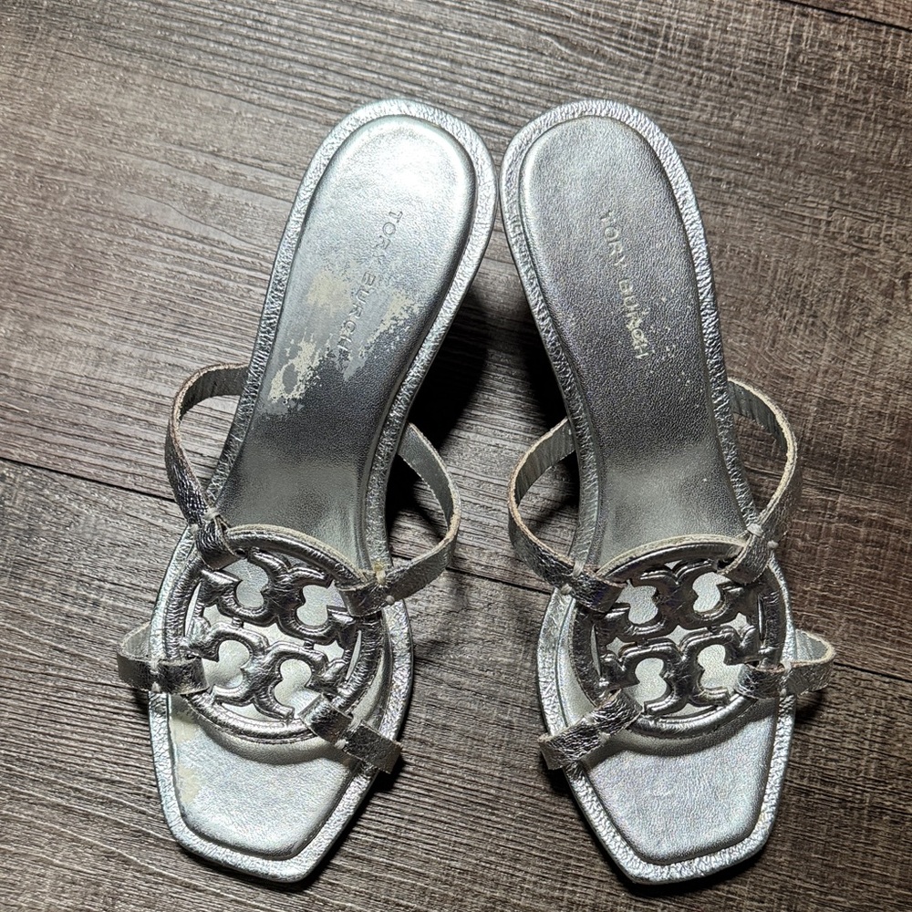 Tory Burch Miller Bombé Low Heel Sandals in metallic silver leather - Picture 9 of 13